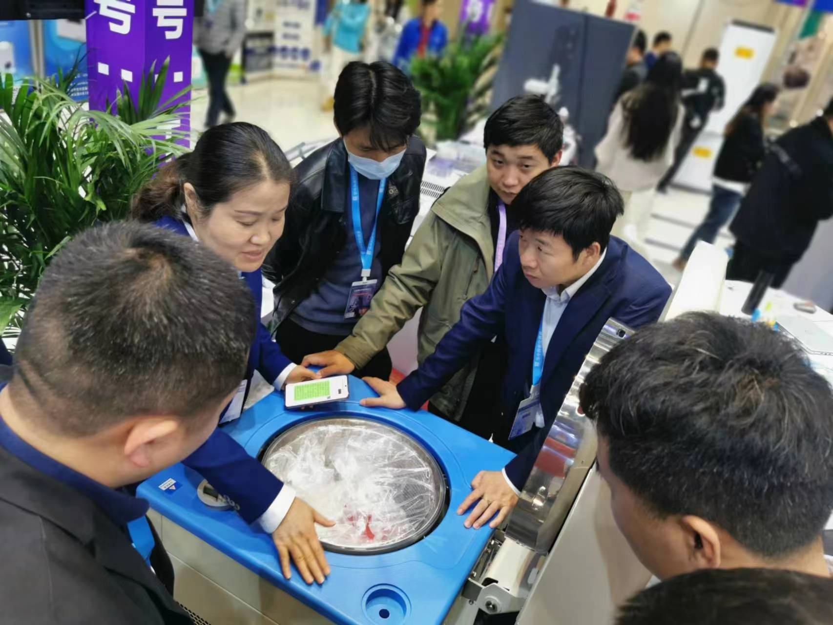 伯能儀器在第十一屆華中科教儀器與技術裝備展覽會上與用戶互動(圖1) 伯能儀器在第十一屆華中科教儀器與技術裝備展覽會上與用戶互動(圖1)